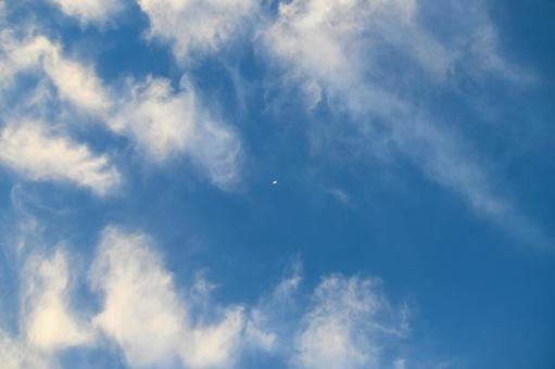 昼間の月 昼間の月,三日月,月の写真素材