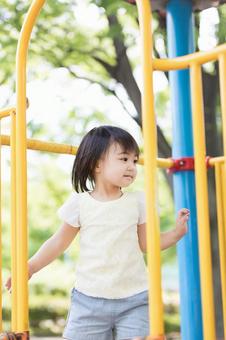 遊具で遊ぶ女の子  遊具で遊ぶ女の子  遊具,幼児,公園の写真素材