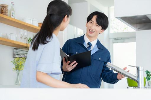 キッチンで女性に説明をする不動産業者 キッチンで女性に説明をする不動産業者 不動産,設計,女性の写真素材