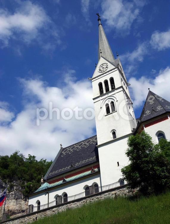 スロベニア　ブレッド湖畔に建つ教会 スロベニア,スロヴェニア,ブレッド湖の写真素材