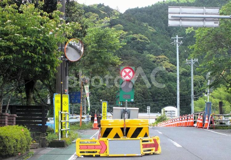 ヤマボウシ咲く春　工事区間は無人信号機 電光掲示板,✖信号,✖の写真素材