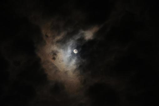 満月と雲 満月と雲の写真