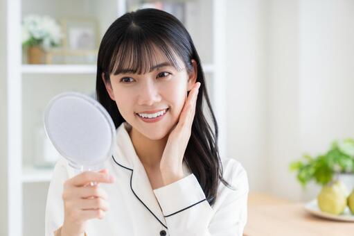 鏡を見る若い女性のスキンケア 鏡,スキンケア,笑顔の写真素材