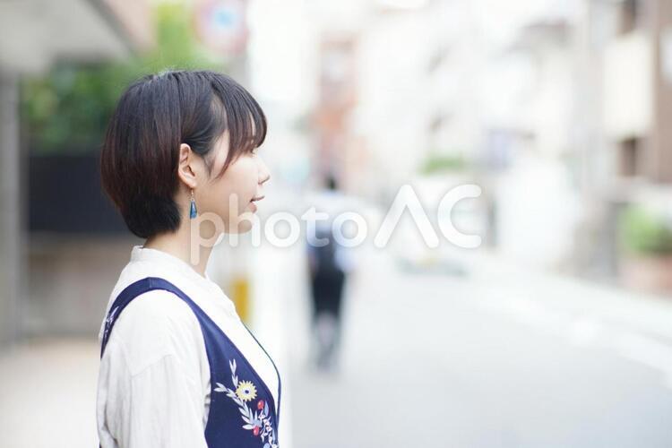 住宅街とボーイッシュな女の子 商店街,街,住宅街の写真素材