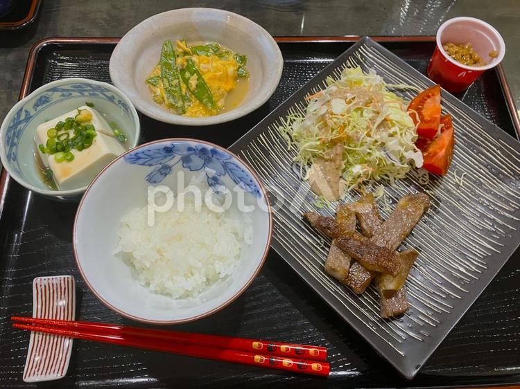 家庭料理　ステーキ肉の晩御飯 おうちごはん,肉,晩御飯の写真素材