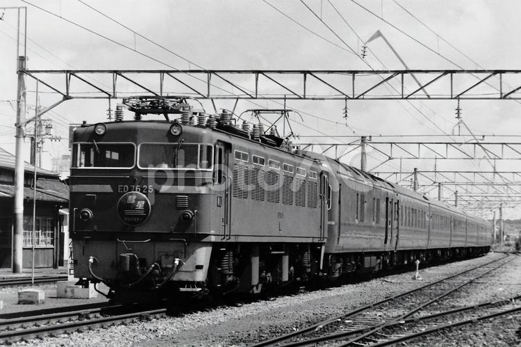ED76形がけん引する寝台特急「彗星」 のりもの,鉄道写真,鉄道車両の写真素材