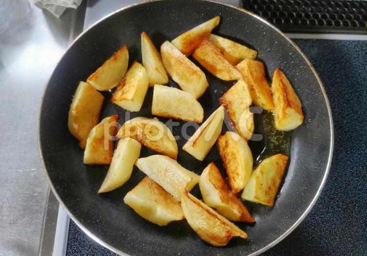 ジャガイモを焼く ジャガイモ,焼く,フライドポテトの写真素材