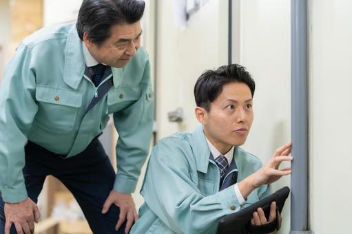 倉庫で働く男性作業員 倉庫で働く男性作業員 倉庫,会議,工場の写真素材