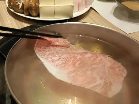 鍋の中を泳ぐしゃぶしゃぶ肉 鍋の中を泳ぐしゃぶしゃぶ肉 しゃぶしゃぶ,牛しゃぶ,牛肉の写真素材