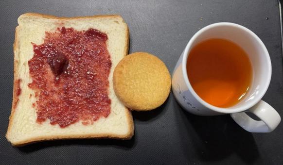 いちごジャムのトーストと紅茶などの昼食 昼食,自家栽培,いちごジャムの写真素材