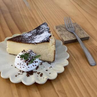 バスクチーズケーキとフォーク バスクチーズケーキ,チーズケーキ,ケーキの写真素材