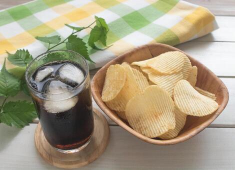 ポテトチップスとコーラ 飲み物,お菓子,葉っぱの写真素材