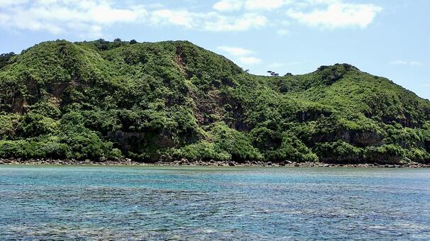 秘境・奥西表に広がる亜熱帯の山々と青い海 奥西表,海,八重山の写真素材