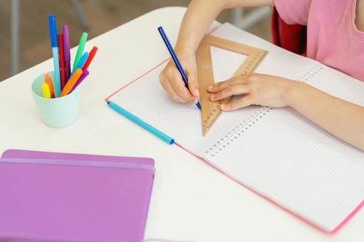 ノートに三角定規を使って書く人の手元 手元,三角定規,子どもの写真素材