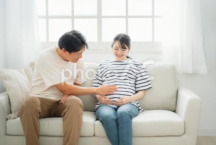 妊婦のお腹を触る男性 妊娠,妊婦,出産の写真素材