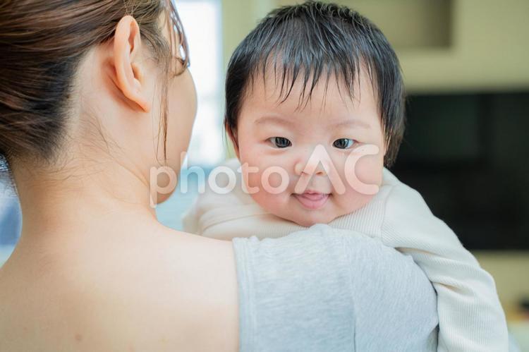 笑顔の赤ちゃんを抱っこするママ 赤ちゃん,新生児,母親の写真素材