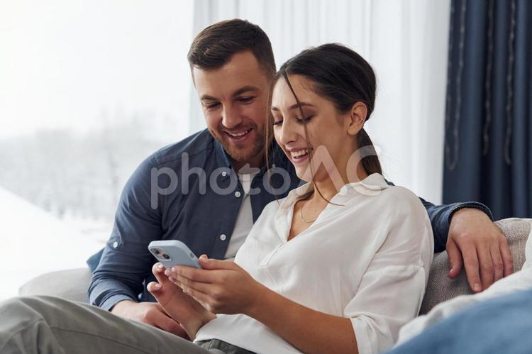 仲良くスマホを見ているカップル 男女,カップル,スマホの写真素材