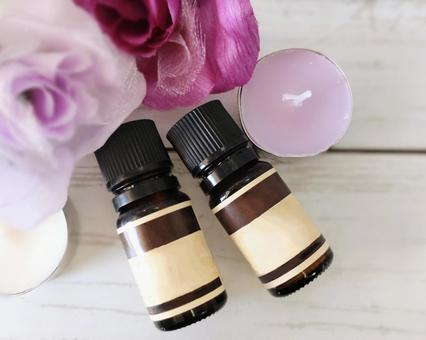 ラベル付き 薔薇のアロマオイルボトル2本 アロマ,アロマオイル,ボトルの写真素材