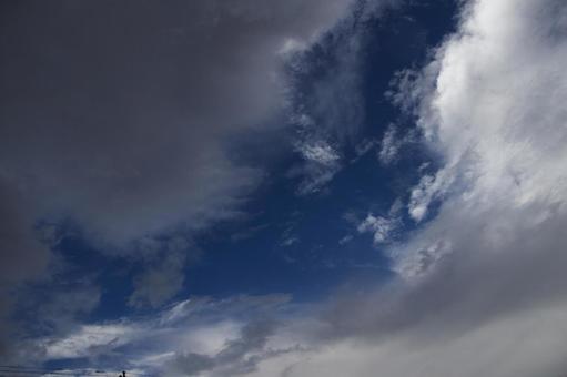 曇天の中の青空 曇天の中の青空の写真