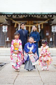 神社での記念撮影 神社での記念撮影の写真