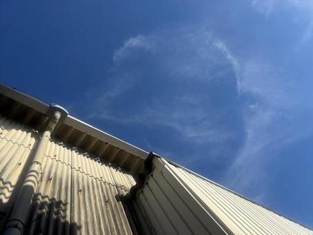 見上げた空と工場の壁 壁,屋外,外壁の写真素材