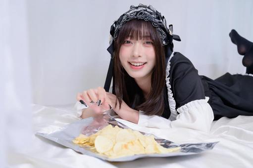 寝転んでお菓子を食べる地雷系女子 寝転んでお菓子を食べる地雷系女子の写真