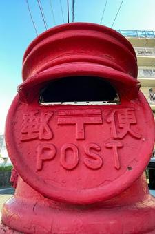 郵便ポスト 円形 大きく正面から 郵便ポスト 円形 大きく正面からの写真