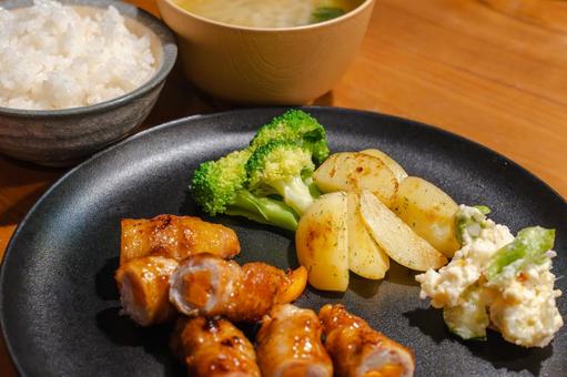 にんじん肉巻きの夕食 にんじん肉巻きの夕食 肉巻き,にんじん巻き,夕食の写真素材