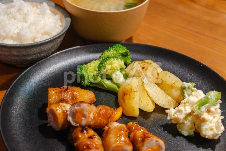 にんじん肉巻きの夕食 肉巻き,にんじん巻き,夕食の写真素材