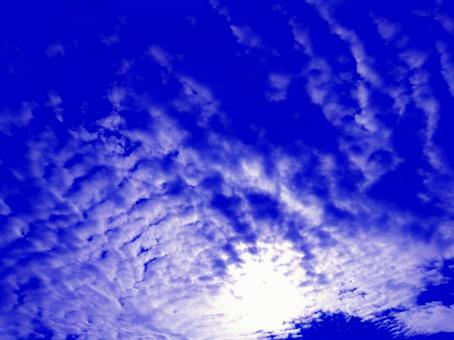 印象的な空　太陽光と雲と青い空 印象的,ドラマチック,太陽の写真素材
