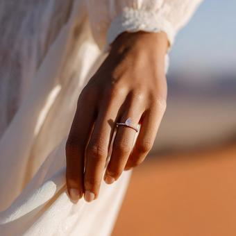 結婚の約束を象徴する美しい指輪 結婚の約束を象徴する美しい指輪の写真