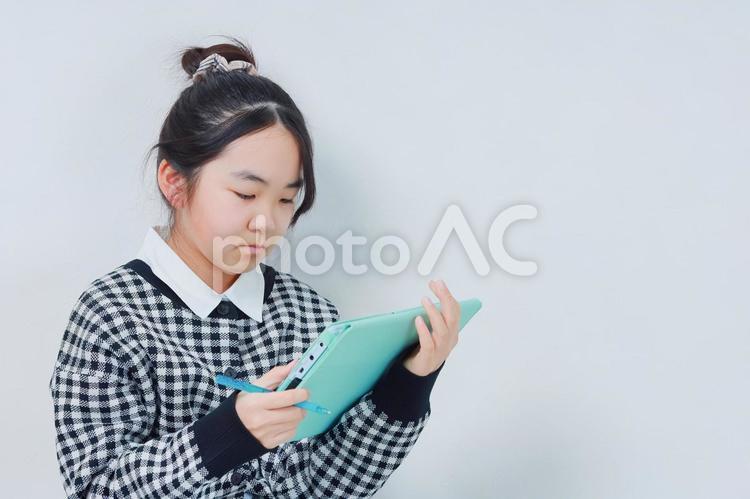 タブレットで学習する女子小学生 女性,小学生,少女の写真素材