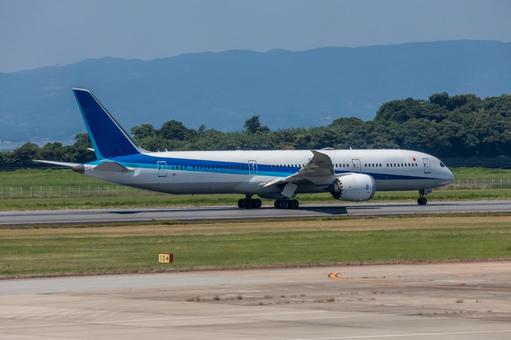 夏の昼に広がる長崎空港の航空シーン 夏の昼に広がる長崎空港の航空シーンの写真