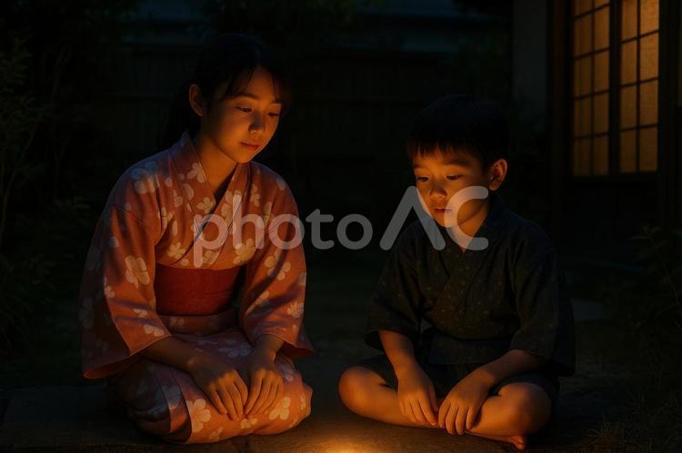 夜の庭で光を見る姉弟 夏,日本,姉弟の写真素材