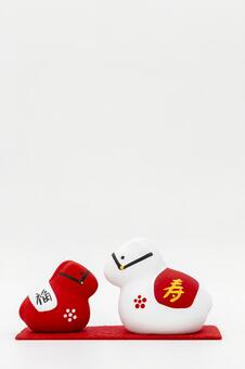 白い背景　紅白の午年の干支飾り 干支,干支飾り,午年の写真素材