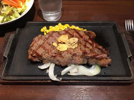 1人前の約300gサーロインステーキ肉 サーロイン,ステーキ,牛肉の写真素材