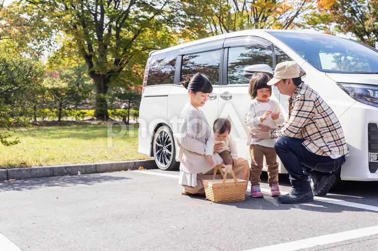 ドライブ・お出かけ・旅行する家族 家族旅行,車,ドライブの写真素材