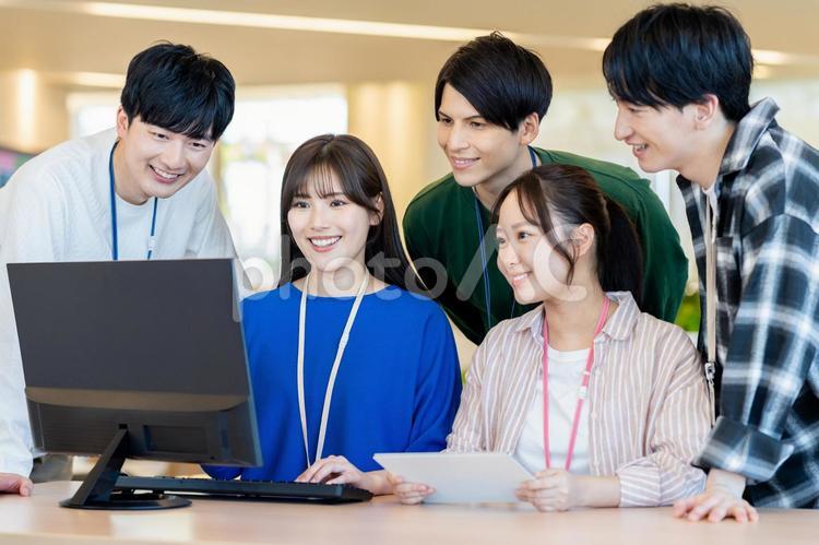 オフィスで働く若いエンジニア オフィス,パソコン,ビジネスの写真素材