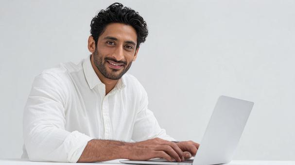 白いシャツを着て働く男性のポートレート 白いシャツを着て働く男性のポートレートの写真