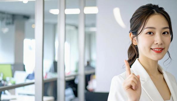 自信のある表情で指さすビジネス女性 自信のある表情で指さすビジネス女性の写真