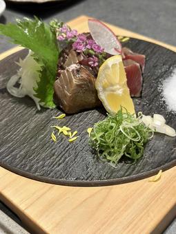 厚切り鰹のたたき和風盛り付け 厚切り鰹のたたき和風盛り付け かつお,魚,日本食の写真素材