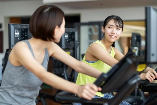 ジムでトレーニングする若い女性 ジム,フィットネス,トレーニングの写真素材