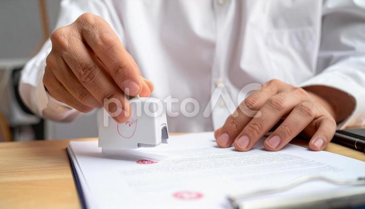 印鑑を押す手 はんこ,シャツ,ハンコの写真素材