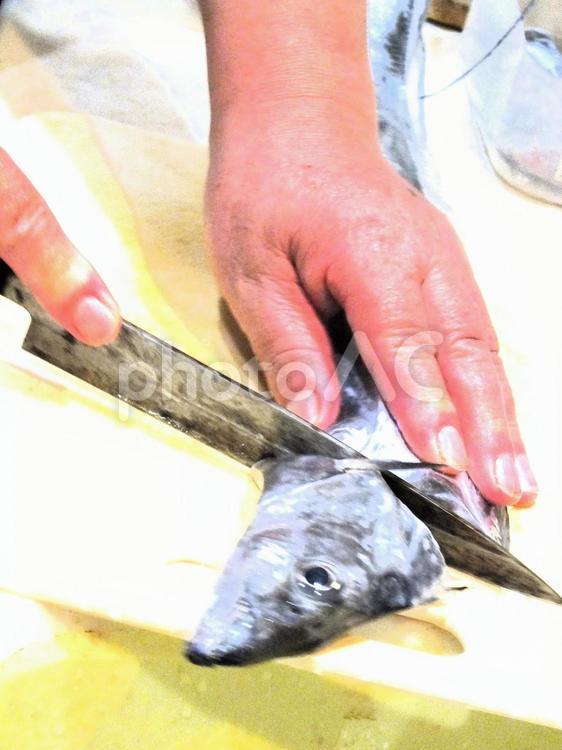 釣りたてのタチウオを捌く男性の手 タチウオ,白身魚,さかなの写真素材
