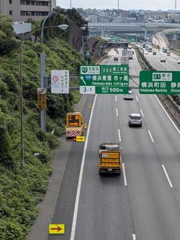 高速道路で工事の注意喚起をする車両 東名高速道路,横浜青葉インターチェンジ,鶴蒔橋の写真素材