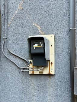 剥き出しの電気メーター 剥き出しの電気メーター 機械,外壁,電力の写真素材