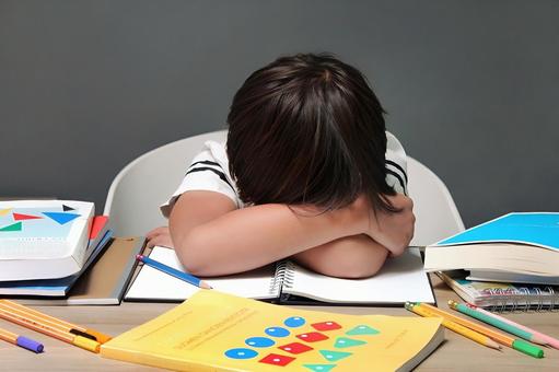 勉強中にやる気がなくなった男の子 1 勉強中にやる気がなくなった男の子 1 勉強,子供,出来ないの写真素材