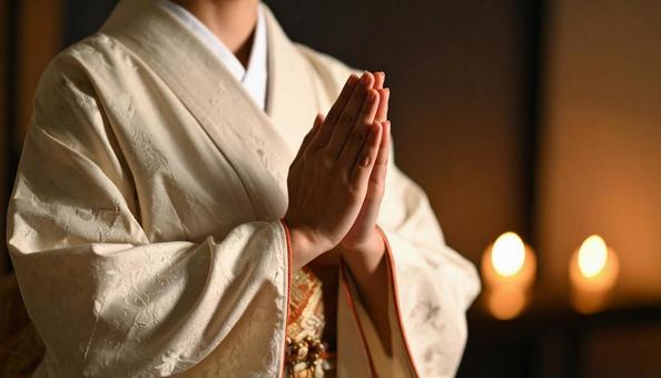 合掌して祈る着物姿の女性 合掌して祈る着物姿の女性の写真