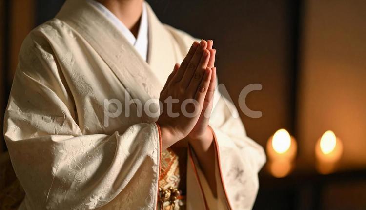 合掌して祈る着物姿の女性 合掌,着物,女性の写真素材