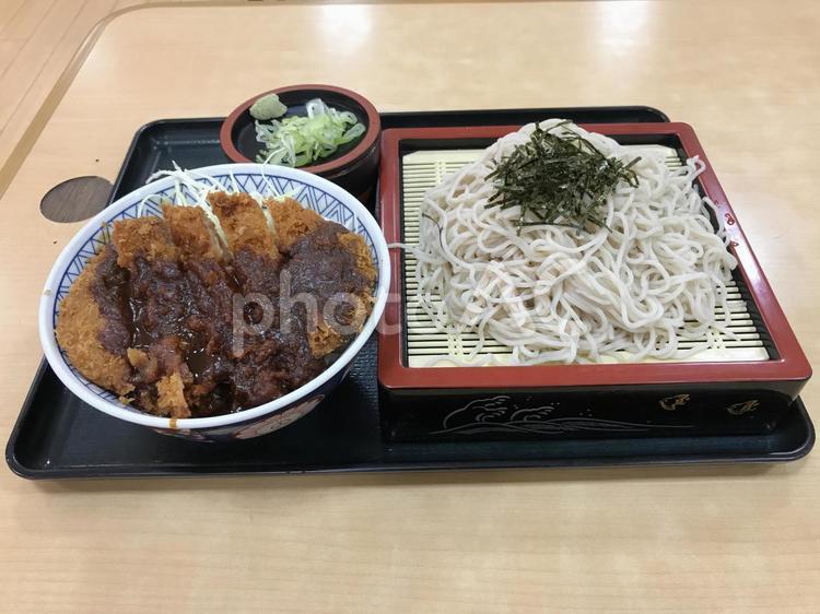 味噌カツ丼とざる蕎麦 おいしい,お肉,ざる蕎麦の写真素材